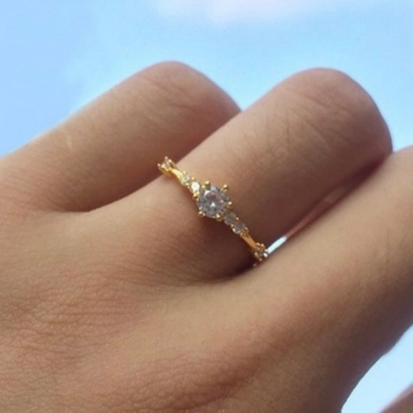 White Gold ring 18k. Size 7. Dainty ring. Comes in 18K white gold - Picture 2 of 6